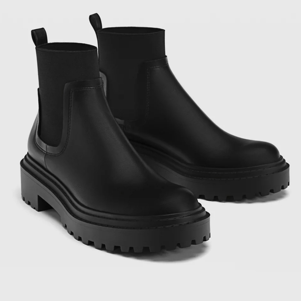 Stradivarius flat chelsea boots with rubber sole in black Size 7